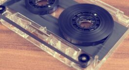 Geöffnete Vintage-Kassette mit sichtbaren schwarzen Tonbandspulen