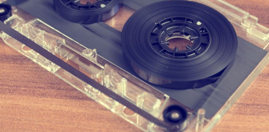 Geöffnete Vintage-Kassette mit sichtbaren schwarzen Tonbandspulen
