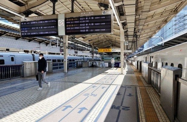 Shinkansen-Bahnsteig in Japan mit Anzeigetafeln und markierten Warteschlangen